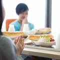 学校給食の「残さず食べなさい」は暗黙のルールによる集団圧力 給食が教師にもたらす負担