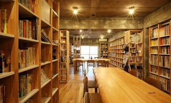 宮崎駿のファンタジー短編マンガの異世界に引き込まれる心地よさ ブックカフェ「KAIDO books&coffee」おすすめ5冊
