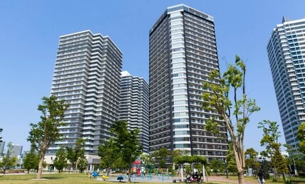 「毎日、展望台からの眺め」「災害時は不便、不安」…　建設相次ぐタワマンに「住みたくない」が多数派【AERAアンケート結果発表】