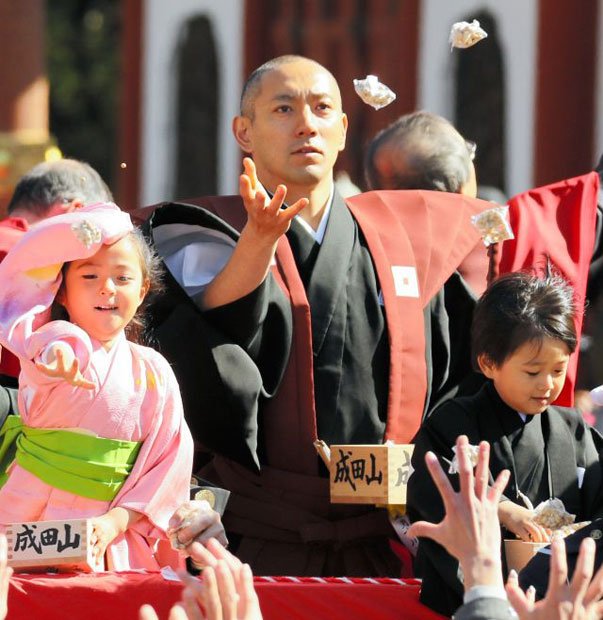 市川海老蔵と長女・麗禾ちゃん（左）、長男・勸玄ちゃん（右）。今年２月３日、千葉・成田山新勝寺で　（ｃ）朝日新聞社