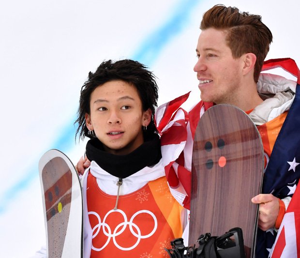 男子ハーフパイプで金メダルのショーン・ホワイト（右）と並ぶ銀メダルの平野歩夢　（ｃ）朝日新聞社
