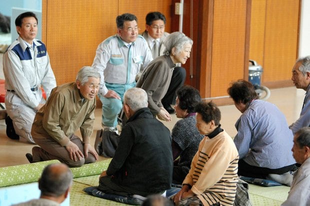 東日本大震災の被災者に声をかける天皇、皇后両陛下（２０１１年４月１４日、千葉県旭市で）　（ｃ）朝日新聞社