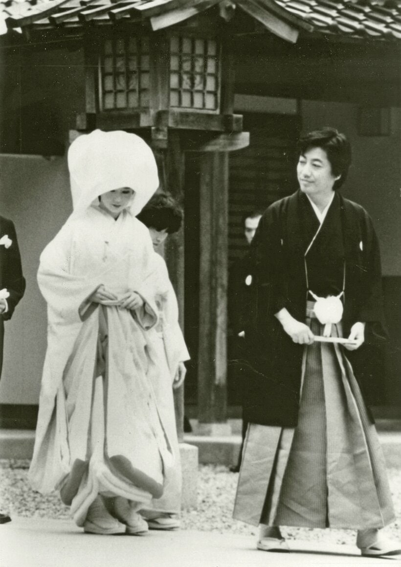 出雲大社で挙式する沢田研二と俳優の田中裕子＝1989年11月12日　島根県大社町　出雲大社