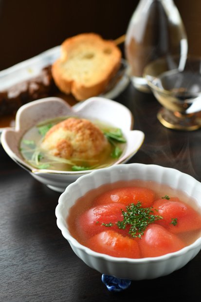 とまと、たこ焼き、牛すじ土手焼き今年６月に銀座から文京区湯島へ移店。「とまと」（４５０円）はさっぱりとした風味で思いの外、おでん出汁と合う。蛸が入った明石焼き風の「たこ焼き」（２５０円）は中はふんわり、外は香ばしく焼かれる。「牛すじ土手焼き」（７００円）は白味噌仕立てで甘辛風味に酒が進む。日本酒（１合）７００円～。税別（撮影／写真部・東川哲也）