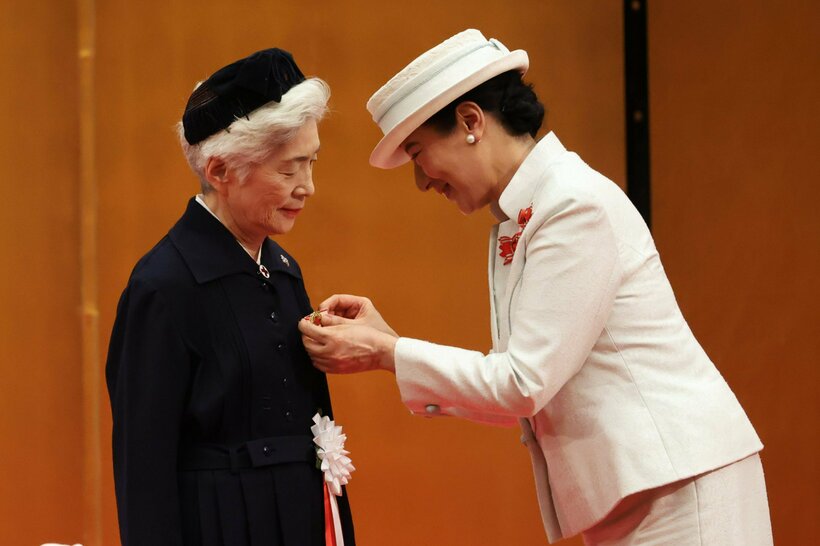 フローレンス・ナイチンゲール記章を河野順子さんにつける皇后雅子さま。懇談の場で雅子さまは、「（状況によっては）難儀なことはないですか」と院後の患者を地域で受け入れる体制を構築した河野さんに尋ねた=2025年7月31日午後2時23分、東京都港区、JMPA