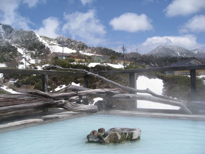 白濁した硫黄泉の万座温泉、効能豊かなことで知られます