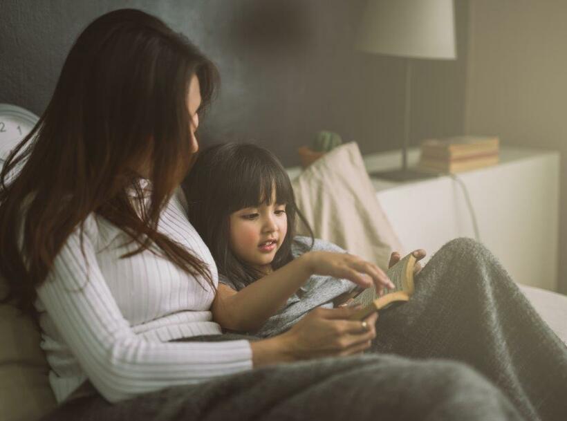 絵本を読んで寝かしつける際の欠点は、読んでいる側である親があくびをしたり、ゆっくり読んだりすることで一緒に眠くなってしまう点？（写真：ｇｅｔｔｙ ｉｍａｇｅｓ）
