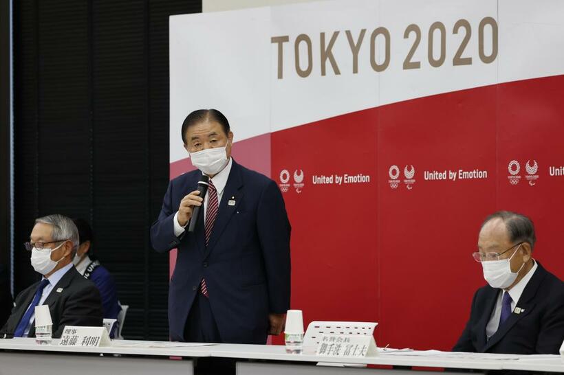 東京五輪・パラリンピック組織委の理事会であいさつする遠藤利明会長代行＝２０２１年２月、代表撮影