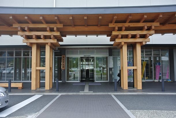 2011年に開庁した真庭市役所本庁舎は地元の木材をファサードに採用している。