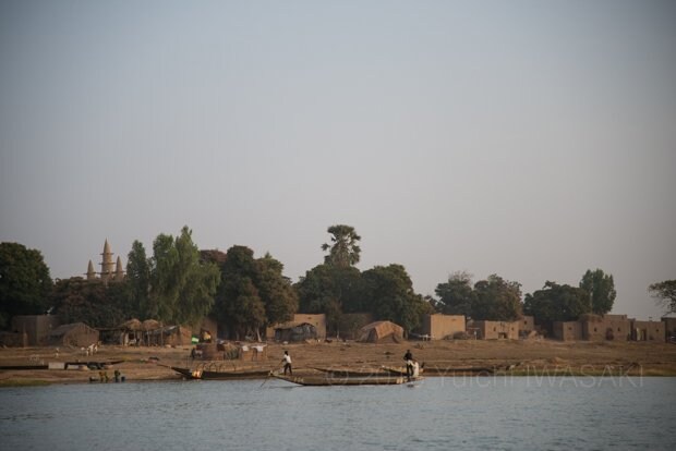 川岸の家並みとモスク（ニジェール川・マリ 2016年／Niger River, Mali 2016）
