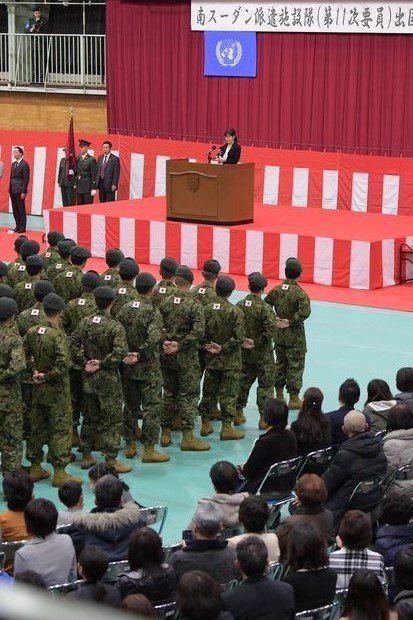 駆けつけ警護の任務を初めて与えられた陸上自衛隊派遣部隊の壮行会で訓示する稲田朋美防衛省（壇上）と隊員たち　（ｃ）朝日新聞社