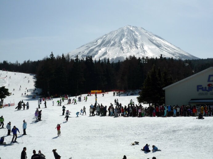 富士山が目の前にドーン！とそびえる絶景スキー場