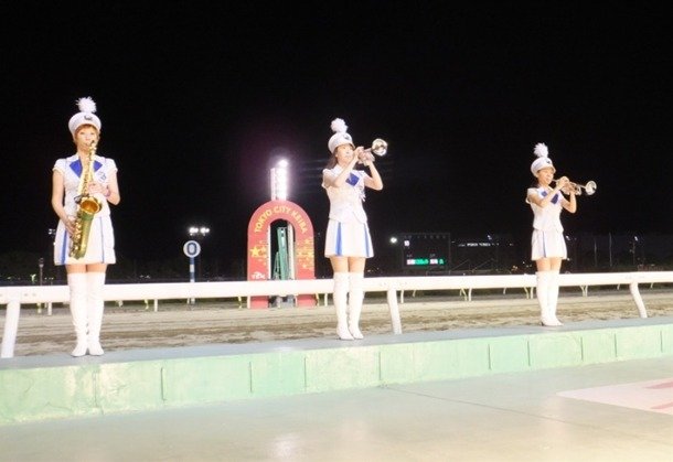トゥインクル開催日は毎日、女性だけのファンファーレ隊「東京トゥインクルファンファーレ」が後半レース発走のファンファーレを生演奏をし ている