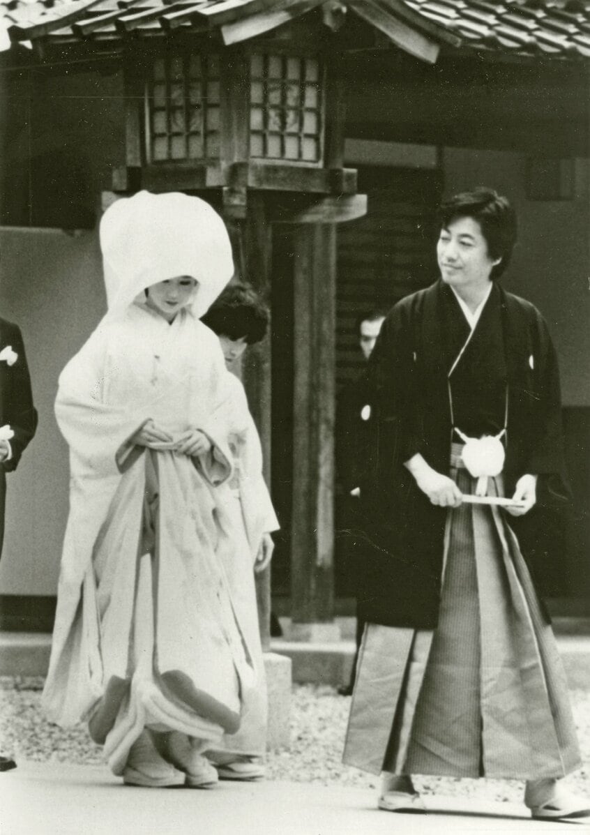 出雲大社で挙式する沢田研二と俳優の田中裕子＝1989年11月12日　島根県大社町　出雲大社