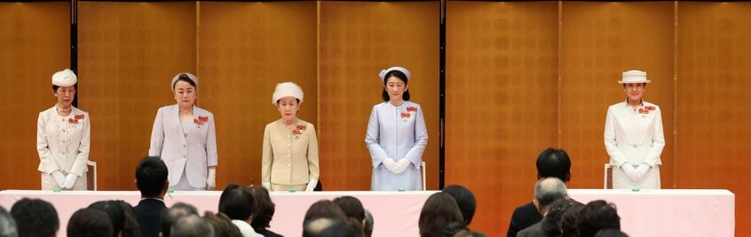 第50回フローレンス・ナイチンゲール記章授与式に出席した日赤名誉総裁の皇后雅子さまと名誉副総裁の紀子さま、華子さま、信子さま、久子さまら妃殿下方=2025年7月31日午後1時27分ごろ