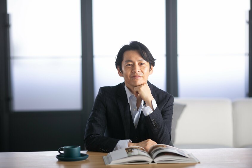中島輝(なかしま・てる)さんは、作家で心理カウンセラー。自己肯定感アカデミーとトリエ(torie)の代表でもある。独自の自己肯定感理論の重要性をすべての人に伝え、自立した生き方を推奨することをミッションに活動中