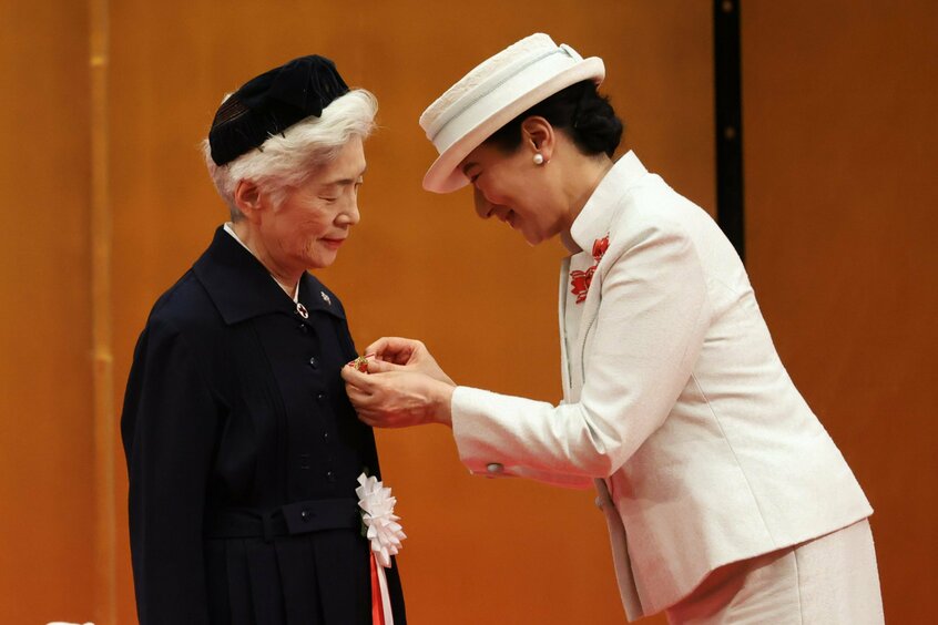 フローレンス・ナイチンゲール記章を河野順子さんにつける皇后雅子さま。懇談の場で雅子さまは、「(状況によっては)難儀なことはないですか」と院後の患者を地域で受け入れる体制を構築した河野さんに尋ねた=2025年7月31日午後2時23分、東京都港区、JMPA