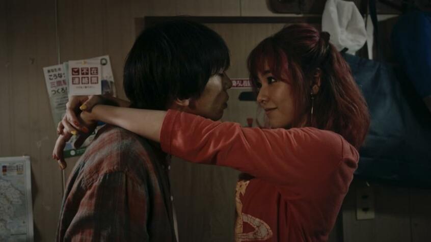 吉田広志を演じる奥野瑛太さんと加奈役を務めた唐田えりかさん(右)。映画『死体の人』は3月17日から渋谷シネクイントほか全国順次公開(c)オフィスクレッシェンド