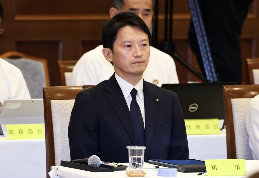 9月19日、兵庫県議会で不信任決議案が全会一致で可決され、投票結果を聞く斎藤氏