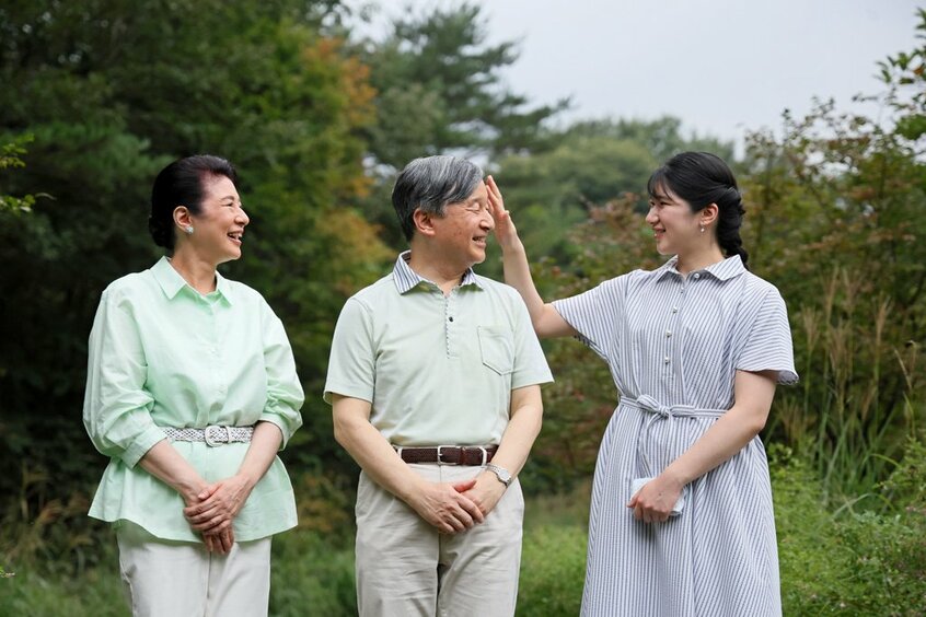 那須御用邸敷地内を散策する天皇、皇后両陛下と長女愛子さま。愛子さまを見つめる天皇陛下はとびっきりの笑顔。そして、お二人の姿に優しく微笑む皇后さまも印象的だ=2024年9月12日、栃木県那須町、代表撮影