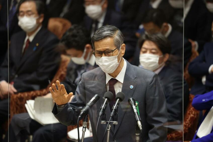 24日、衆院予算委員会で答弁する政府の新型コロナウイルス対策分科会の尾身茂会長