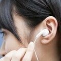 「かゆい」「痛い」耳の奥に白いカビが… 夏に増える「耳カビ」 高温多湿とイヤホンが高めるリスク