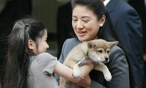 愛子さまは愛馬「豊歓」の墓に花とニンジンを手向けた…命のふれあいからにじむ天皇ご一家の優しさ