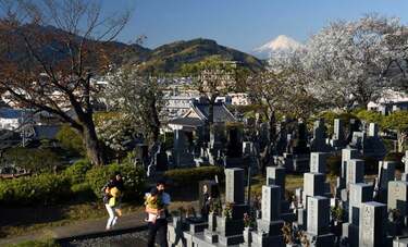 「富士山に見守られながら暮らしている」ささやかな幸せを作品に写し込む写真家・鈴木賢武
