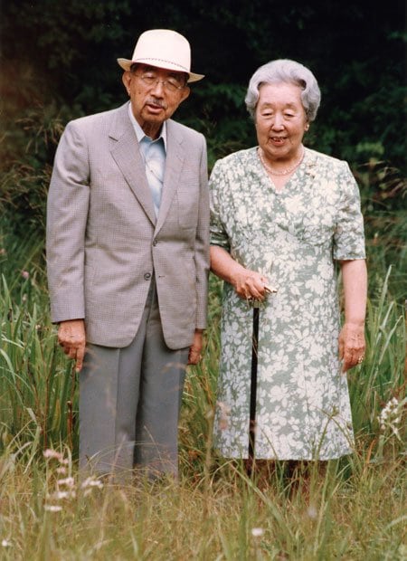 １９８３年に那須御用邸内の湿地を散策する昭和天皇と香淳皇后　（c）朝日新聞社　＠＠写禁