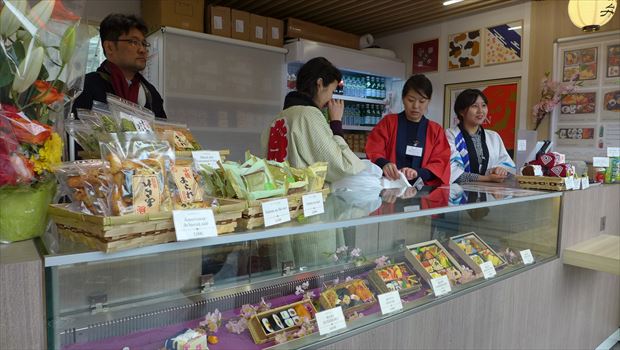 駅弁の販売ブースは日本の駅のそれと同じよう