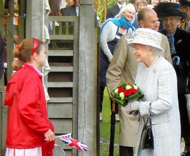 ロンドンの公園で子どもから花束を受け取ったエリザベス女王（２０１２年５月）