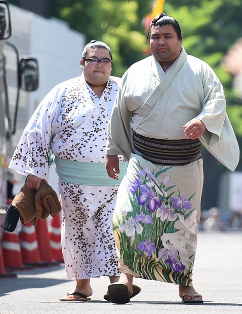 浴衣姿で国技館入りする高安。新発売の香水で憧れの力士と同じような香りをまとえるかも（ｃ）朝日新聞社