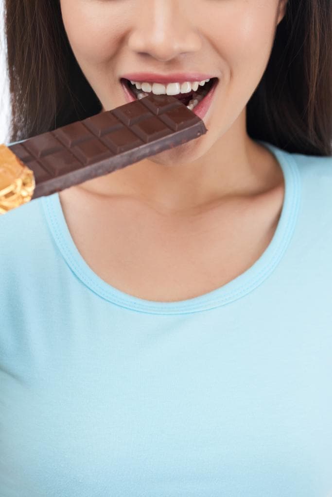 チョコには多くのニッケルが含まれているため、金属アレルギーの方は食べすぎないように（写真：getty images）