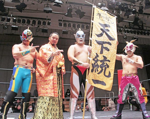 プロレス戦国時代　群雄割拠　其の二／ＦＲＥＥＤＯＭＳの佐々木貴さんがプロデュースし、２０１７年１２月２６日に後楽園ホールで開催。琉球ドラゴンプロレスリングが優勝し、沖縄に幟を持ち帰った（写真：ＦＲＥＥＤＯＭＳ提供）