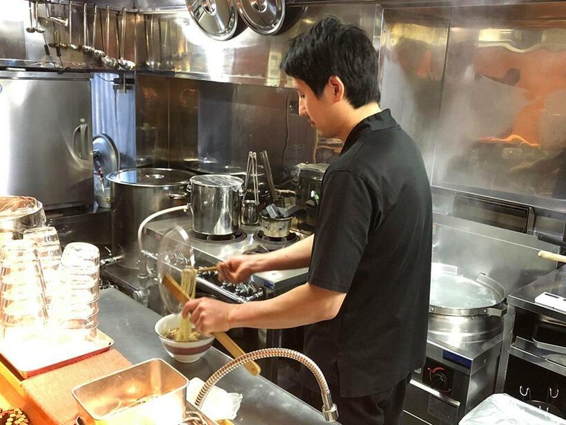 「鴇」店主の横山巧さん。ラーメンに日々向き合っている（筆者撮影）