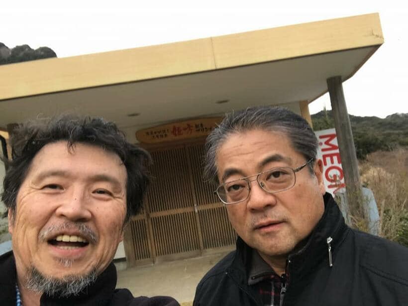 ２０１８年冬、二人で出かけた下田の日帰り温泉の前でほほ笑む金田さん（左）と大岳さん