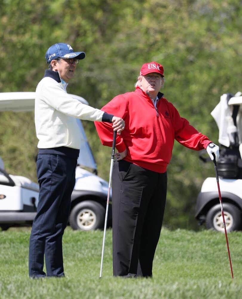 ゴルフをする安倍総理とトランプ大統領（C）朝日新聞社