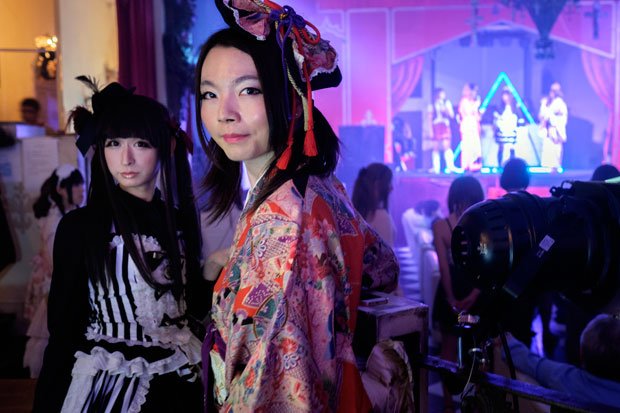 東京・新宿のキリストンカフェ東京で月イチで行われる日本最大規模の女装パーティー「プロパガンダ」は、女装者から普通の男女まで、各人のスタンスで女装を楽しめるのが特徴（撮影／会田法行）