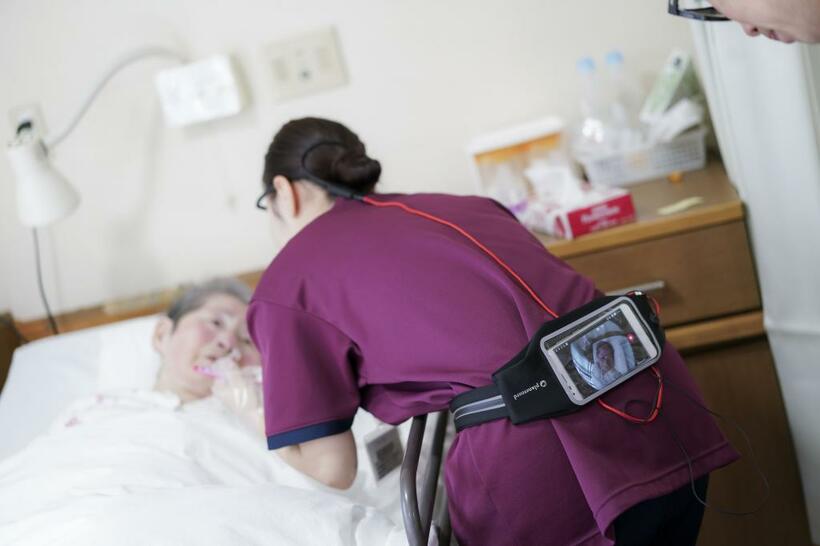 福岡市・原土井病院では、介護者がウェアラブルのカメラを装着し、「ケア」をデータ化する実証実験が進んでいる（撮影／江藤大作）