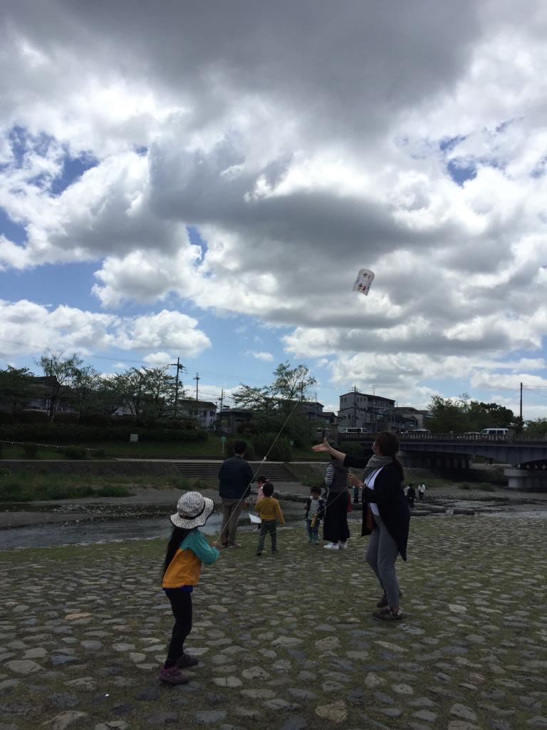 鴨川デルタで手作りのぐにゃぐにゃ凧を揚げる子どもたち
