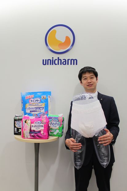 石橋正樹さん／ユニ・チャーム　グローバルマーケティング本部／商品手前が「すっきりスタイルパンツ」。パッケージには、若々しい男女の写真と「ヒップラインすっきり、後ろ姿キレイ」の文字（撮影／編集部・高橋有紀）