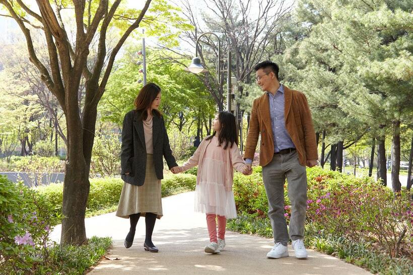 娘と夫と一緒に公園を散歩する李恩雅（イ・ウンア）さん。「子育てしながら働くことが社会的に認められる土台が必要」と話す（撮影／松沢美緒）