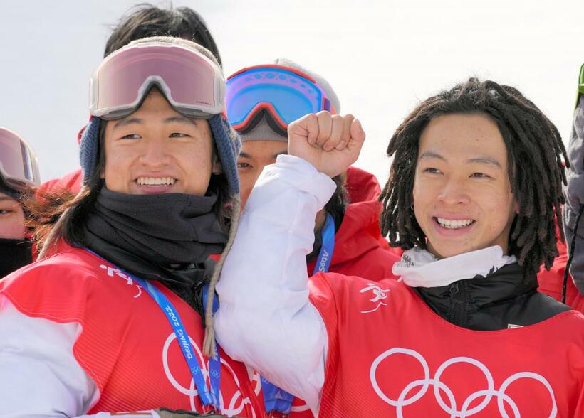 平野歩夢（右）と弟の平野海祝