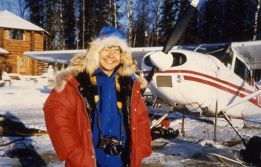 1984年1月、デナリ（マッキンリー）出発直前の植村直己さん。登山基地・タルキートナの飛行場で（写真提供：大谷映芳さん）