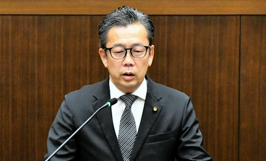 藤井寺市議会で謝罪する生田市議