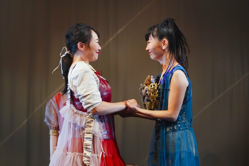 音楽劇「不思議な国のエロス」~アリストパネス「女の平和」より~
左から松岡依都美、まりゑ(撮影:友澤綾乃)