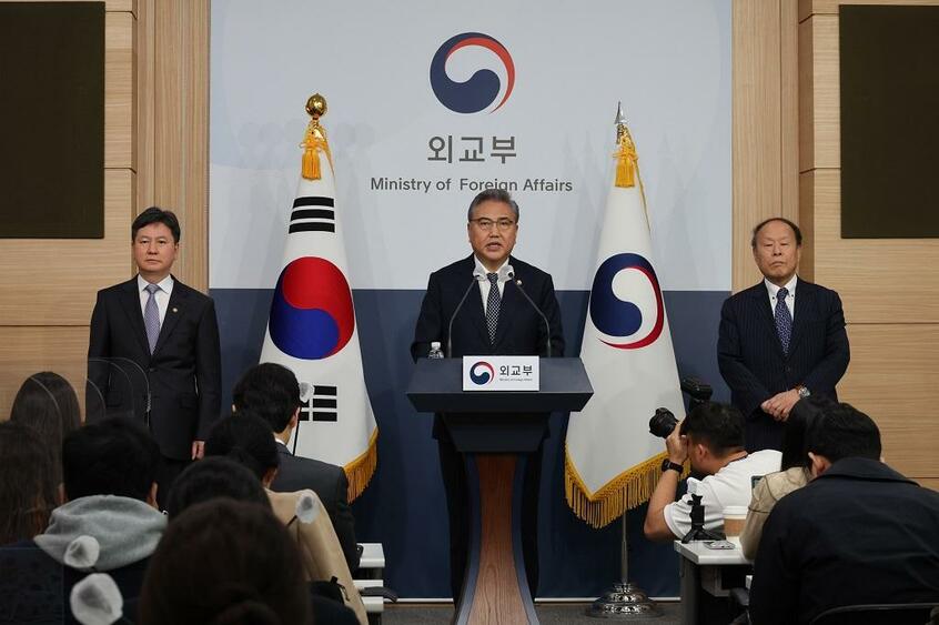 ソウルの韓国外交省で、解決策について記者会見する朴振外相（中央）＝３月６日、東亜日報提供