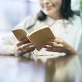 「寝起きにスマホ」は一日の始め方として最悪? 朝の「十五分読書」がなぜ自信につながるのか