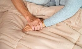「女性用風俗」に60代70代女性 2時間ランチ、手をつないで散歩…「デート」に救いを求める女たちの“孤独と不安”