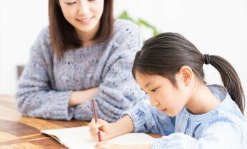 社会人の学び直し「時間の確保」が課題 一方で「仕事も育児も」忙しい人が多い傾向も